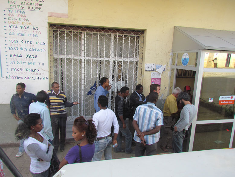 un solo cajero para una ciudad de 200000 hab.